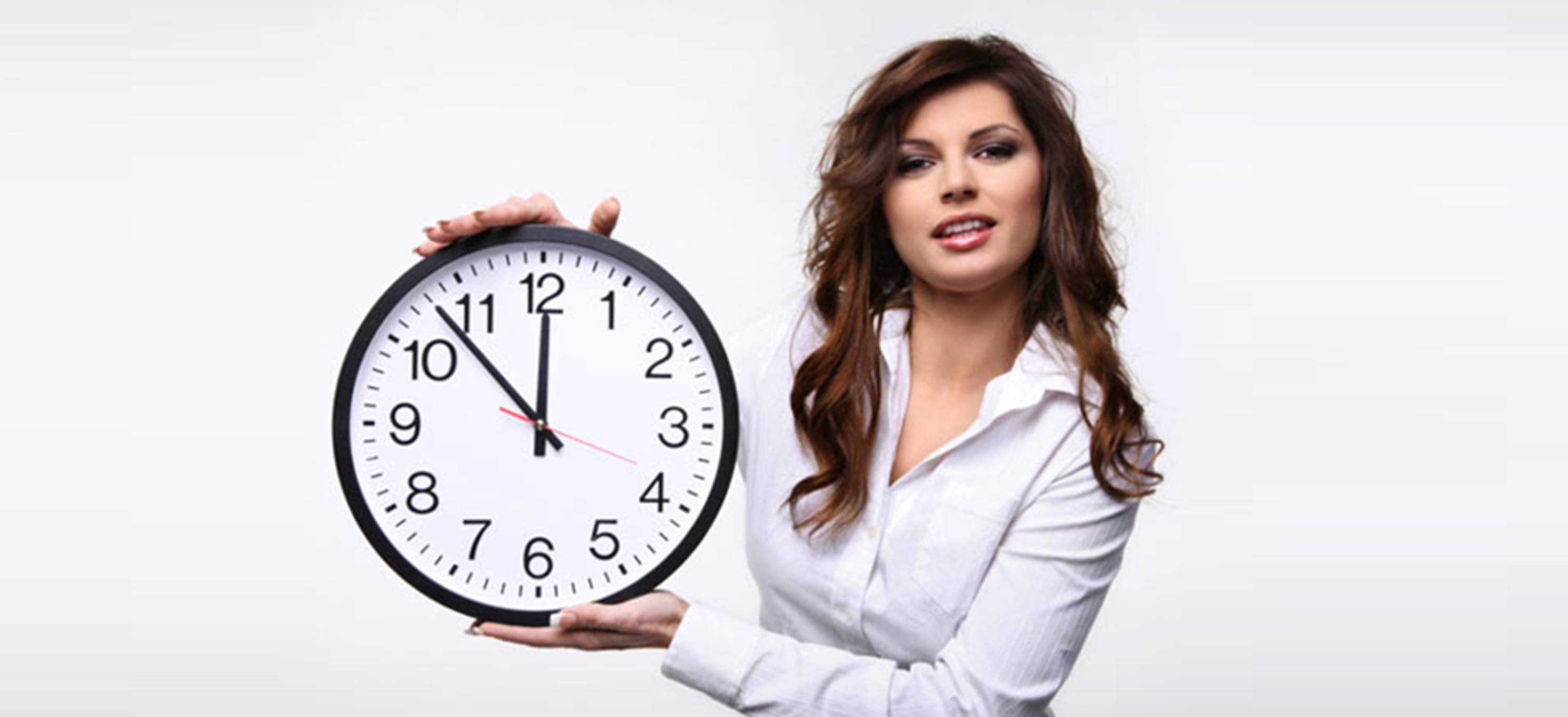 Работать до 10 вечера. Девушка с часами. Часы для женщин. Экономия времени. Девушка с большими часами.